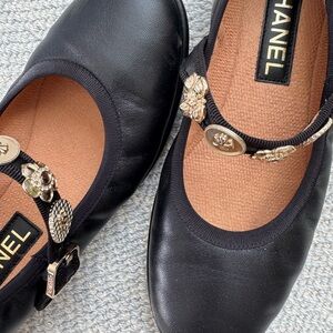 Chanel Mary Jane flats. Black leather size 38.